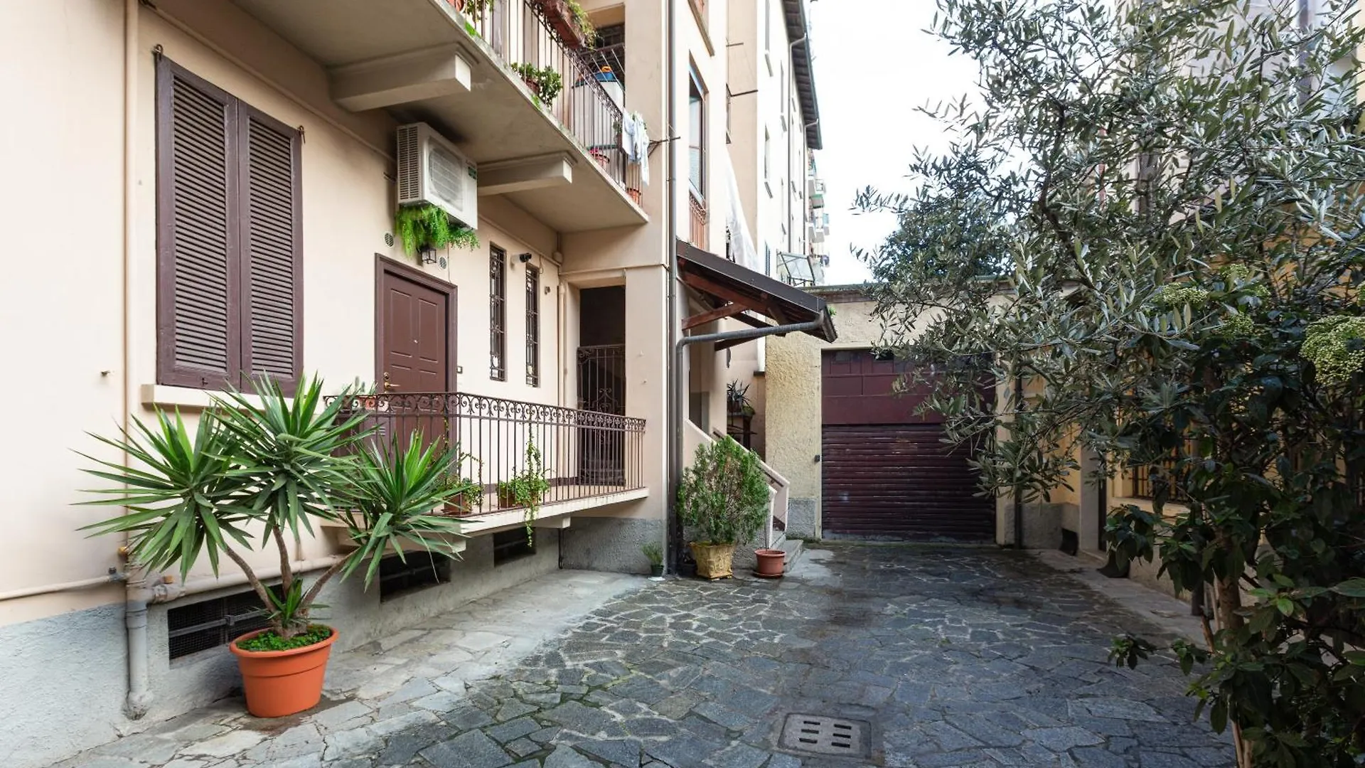 Brenta M3 - Floral Studio Apartment Milan Italy